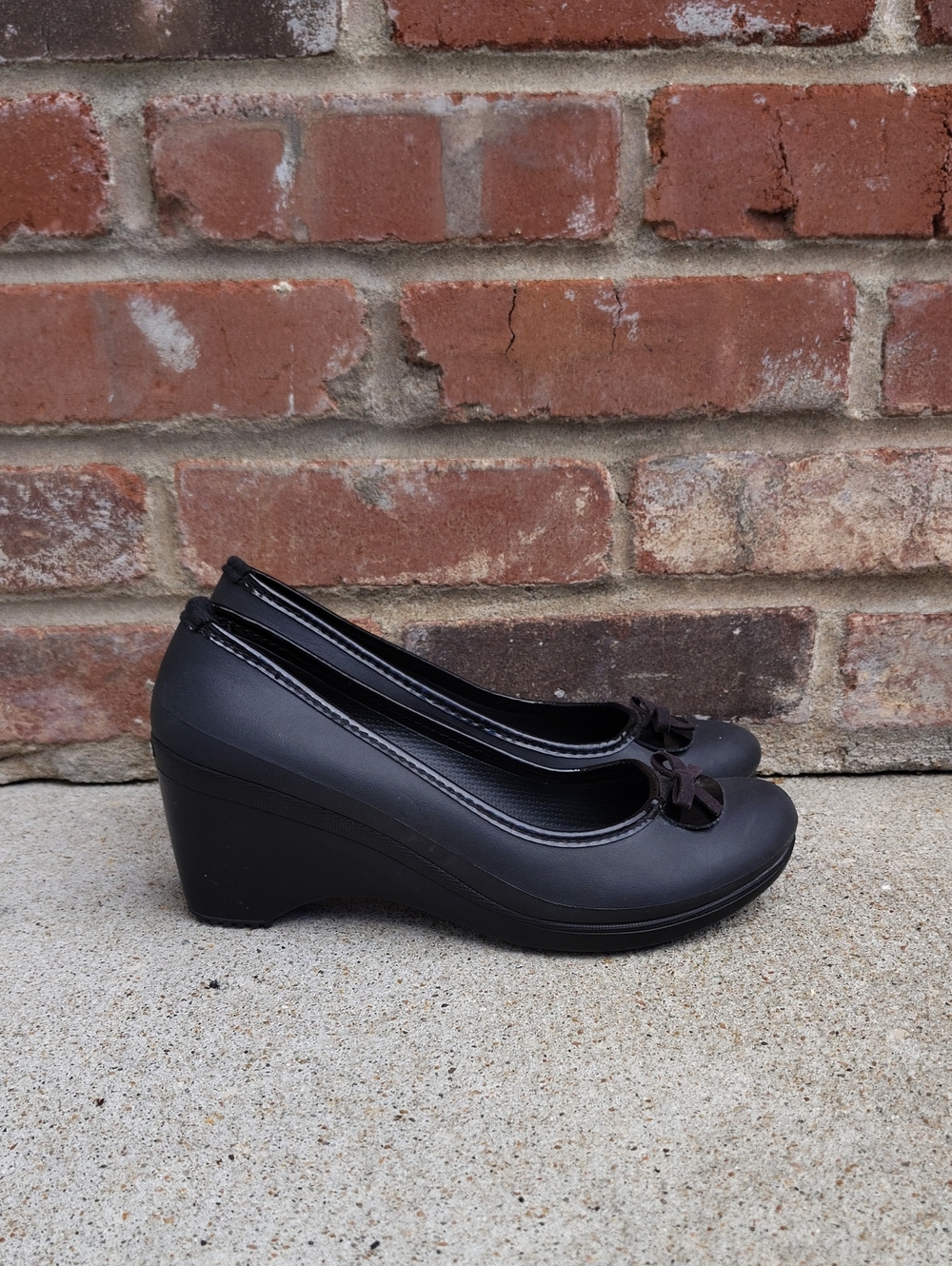 Crocs Lydia Black Wedge Bow Pump Black Sandal Size 7 Neutral Y2K Comfort